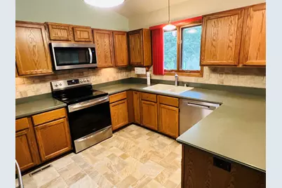 8815 S Castle Ct, Franklin, WI 53132 - Photo 10