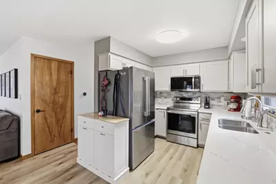 297  Walnut Dr, Onalaska, WI 54650 - Photo 8