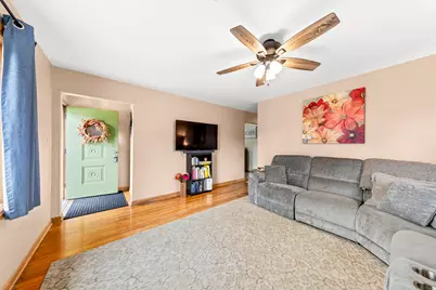 2569 S 94th St, West Allis, WI 53227 - Photo 8
