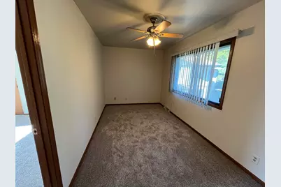 8018 W Manor Cir, Milwaukee, WI 53223 - Photo 12