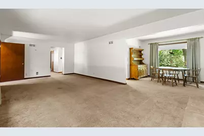 5252 S Tuckaway Dr, Greenfield, WI 53221 - Photo 6