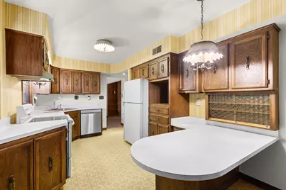 5252 S Tuckaway Dr, Greenfield, WI 53221 - Photo 12