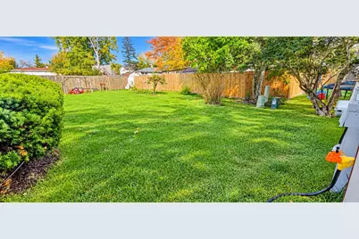 4932  Regal Ct, Racine, WI 53406 - Photo 8