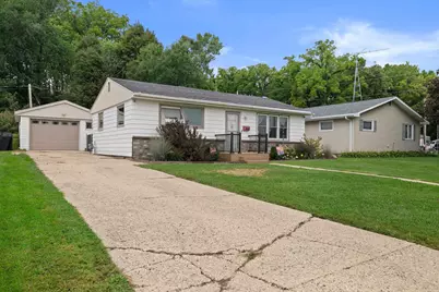 942  Carey St, Lake Geneva, WI 53147 - Photo 4