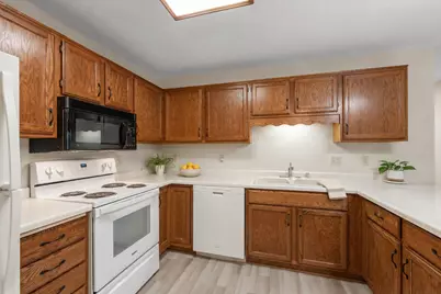 717  Canterberry Ct #B, West Bend, WI 53090 - Photo 4