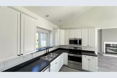 N56W18034  Evergreen Ln, Menomonee Falls, WI 53051 - Photo 6