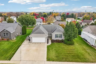 513  Parkview Dr, Johnson Creek, WI 53038 - Photo 1