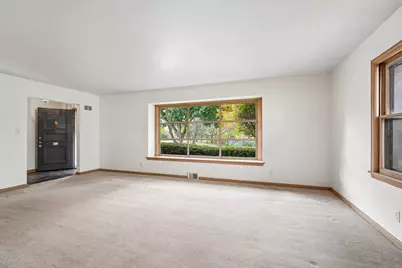 7824  Saint Anne Ct, Wauwatosa, WI 53213 - Photo 8