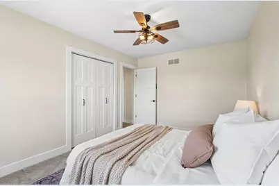655 E Parkway Estates Dr, Oak Creek, WI 53154 - Photo 16