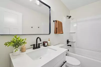 655 E Parkway Estates Dr, Oak Creek, WI 53154 - Photo 20