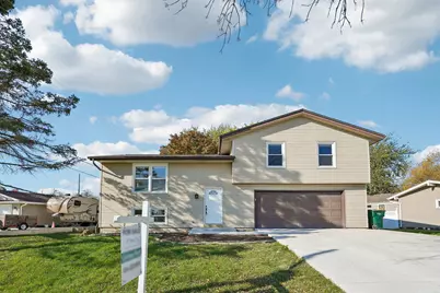 655 E Parkway Estates Dr, Oak Creek, WI 53154 - Photo 2