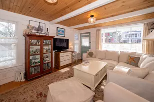 22 Montgomery Square, Oak Bluffs, MA 02557 - Photo 6