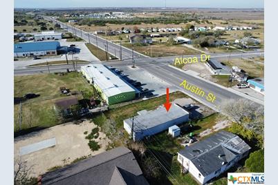 1908 W Austin Street, Port Lavaca, TX 77979 - Photo 2