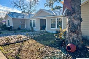 402 Dunn St, Yoakum, TX 77995 - Photo 1