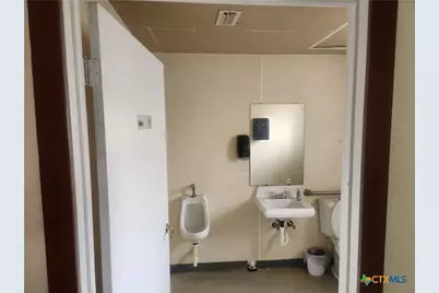 201 Morris Street, Yoakum, TX 77995 - Photo 14