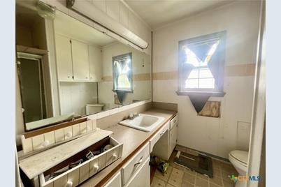 305 E Second Street, Cuero, TX 77954 - Photo 16