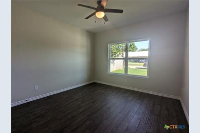 1704 E Avenue G, Lampasas, TX 76550 - Photo 4