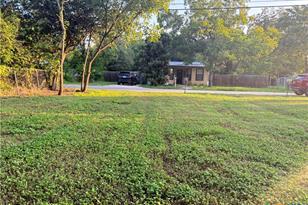 615 E Walnut St, Seguin, TX 78155 - Photo 6