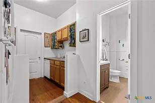 527 W San Antonio St, San Marcos, TX 78666 - Photo 36