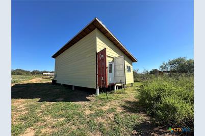 1366 County Road 467, Stockdale, TX 78160 - Photo 8