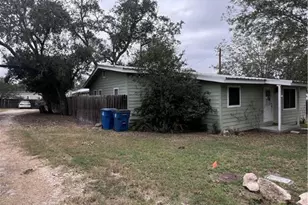 728 W Franklin St, Goliad, TX 77963 - Photo 6