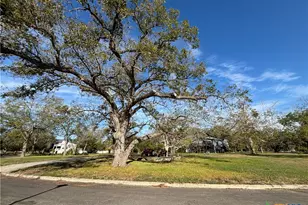 67 S Hampton Dr, Seguin, TX 78155 - Photo 2