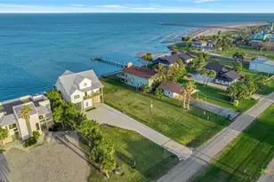 902 N Washington St, Port O'Connor, TX 77982 - Photo 4