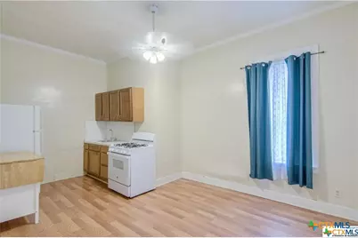 311 E Live Oak Street, Seguin, TX 78155 - Photo 8