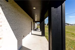 223 Meadowlark Dr, Palacios, TX 77465 - Photo 4