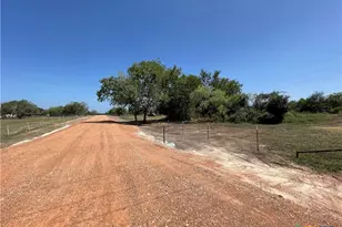697 Robinhood Rd, Victoria, TX 77905 - Photo 1