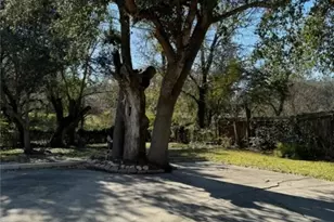 727 Brookhollow Dr, Port Lavaca, TX 77979 - Photo 1