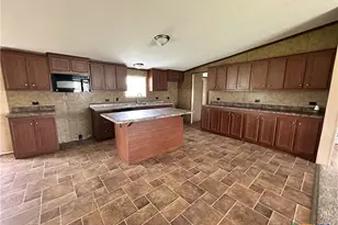 410 Henrietta St, Yoakum, TX 77995 - Photo 4