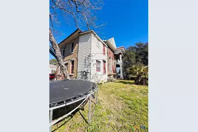 1002 Hopkins Street, Yoakum, TX 77995 - Photo 20