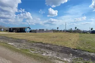 703 W Oakland Ave, Seadrift, TX 77983 - Photo 4