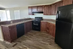 703 W Oakland Ave, Seadrift, TX 77983 - Photo 16