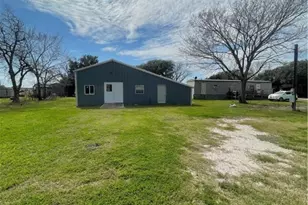1610 S 3rd St, Ganado, TX 77962 - Photo 14