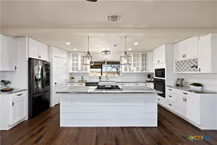 917 Co Rd 664, Devine, TX 78016 - Photo 8