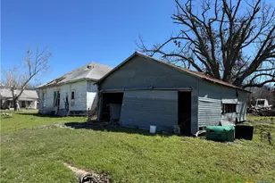 320 N 5th St, Lott, TX 76656 - Photo 10