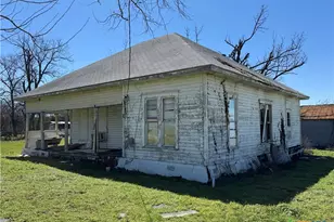 320 N 5th St, Lott, TX 76656 - Photo 2