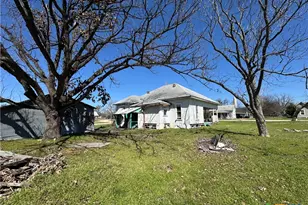 320 N 5th St, Lott, TX 76656 - Photo 4