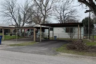 2410 W Kingsbury St, Seguin, TX 78155 - Photo 2