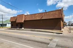 201 W Morris St, Yoakum, TX 77995 - Photo 1