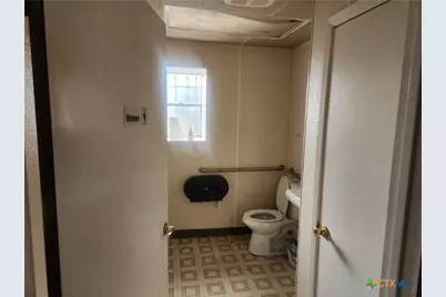 201 W Morris Street, Yoakum, TX 77995 - Photo 10