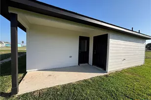 688 Swallow Dr, Palacios, TX 77465 - Photo 4