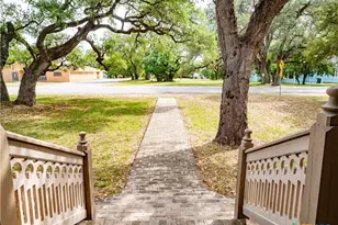 204 W Reuss Blvd, Cuero, TX 77954 - Photo 8