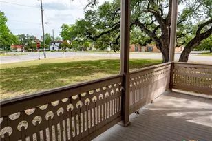 204 W Reuss Blvd, Cuero, TX 77954 - Photo 10