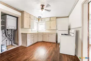 704 Maple, Yoakum, TX 77995 - Photo 6