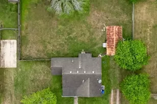 704 Maple, Yoakum, TX 77995 - Photo 2