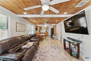 411 Ellis St, Seguin, TX 78155 - Photo 4