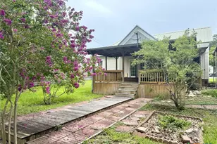 706 West St, Yoakum, TX 77995 - Photo 32